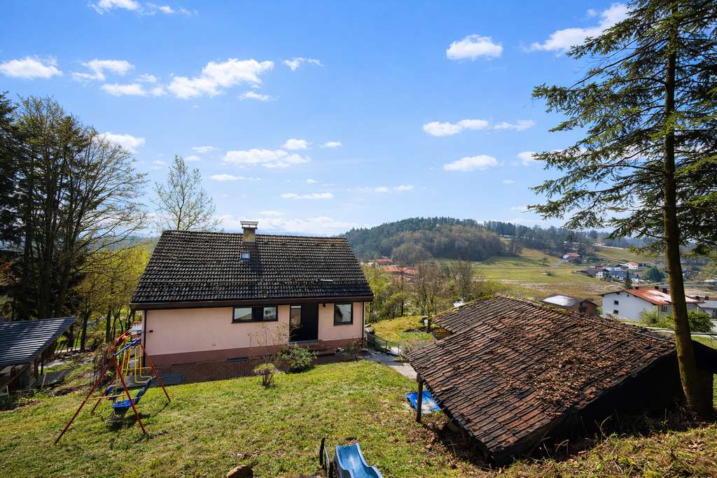 Immobilie in Fürstenstein - Teilsaniertes Mehrfamilienhaus mit eigenem Waldgrundstück! - Bild 2