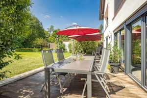 Drei Einheiten unter einem Dach: Modernes Familienhaus mit Garten in Augsburg-Hochzoll