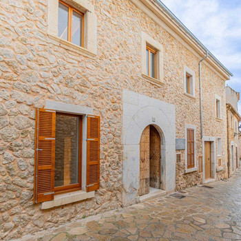 RENOVIERTES TRIPLEX-REIHENHAUS MIT POOL, 3 TERRASSEN, IN MANCOR DE LA VALL.