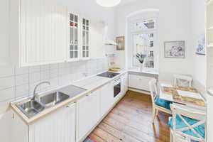 Stilvoll & bezugsfrei: Altbau 2-Zi mit Balkon & Lift im Gleimviertel – Berlin – Vorschaubild 2