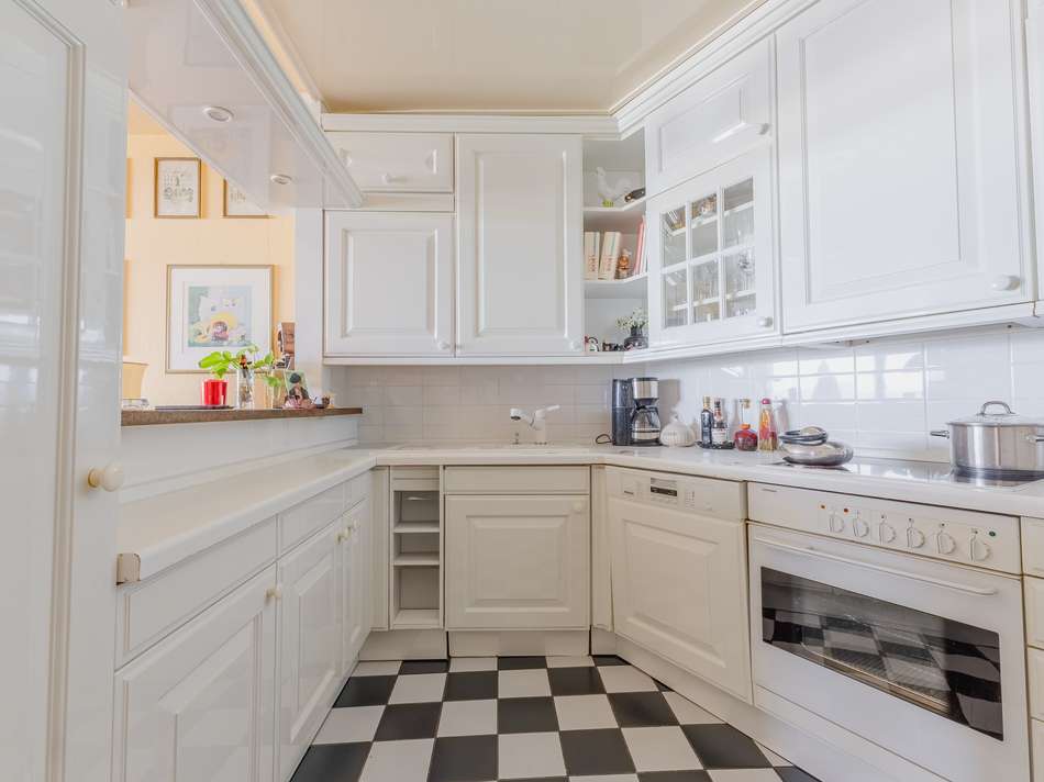 Praktische Küche mit Durchr...