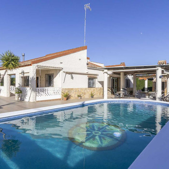 Freistehende Villa mit großem Grundstück und Pool