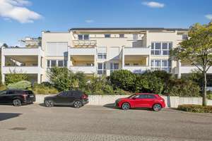 Seltene Gelegenheit! - Seniorenfreundliche 4-Zimmer-Wohnung mit 2 Balkonen, TG-Stellplatz, Aufzug!