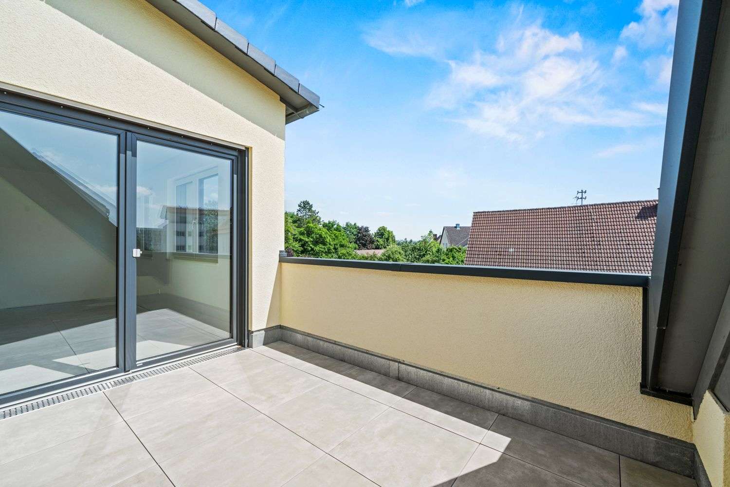 Immobilie in Achstetten - Modernes Wohnen im DG: 3,5-Zimmer-Wohnung mit Balkon und Tageslichtbad in Achstetten - Bild 1