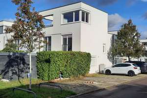 695000 € 
Auszug nach Vereinbarung 
Ohne Makler 
Modernes Reiheneckhaus in Zuffenhausen