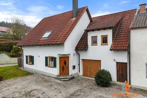 IMMOSPACE *** GROSSZÜGIGES WOHNENSEMBLE:  ZWEI HÄUSER MIT POT. BAUGRUNDSTÜCK *** – Die vollständige Adresse der Immobilie erhältst du vom Anbieter., 89368 Winterbach – Vorschaubild 2