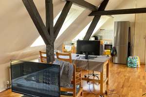 Stilvolle, geräumige und gepflegte 1-Zimmer-Dachgeschoss-Wohnung möbliert direkt am Schillerplatz