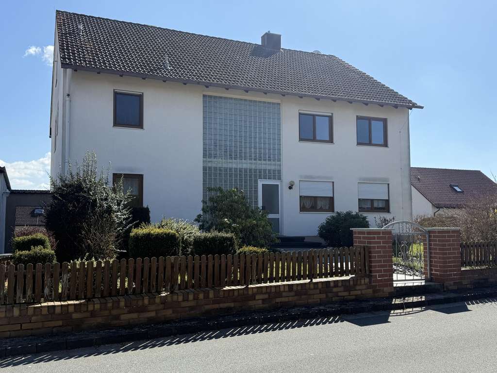 Immobilie in Uehlfeld - 2-3 Familienhaus zur variablen Nutzung in ruhiger Lage, DG Wohnung erweiterbar - Bild 0