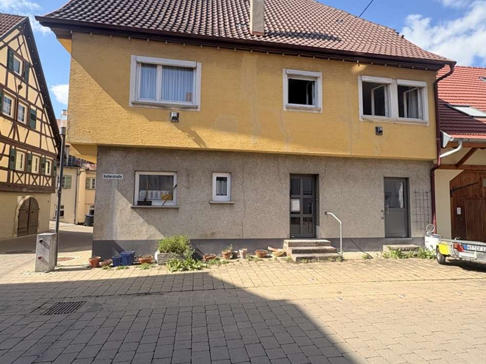 Hausseite 2 und Stellplatz
