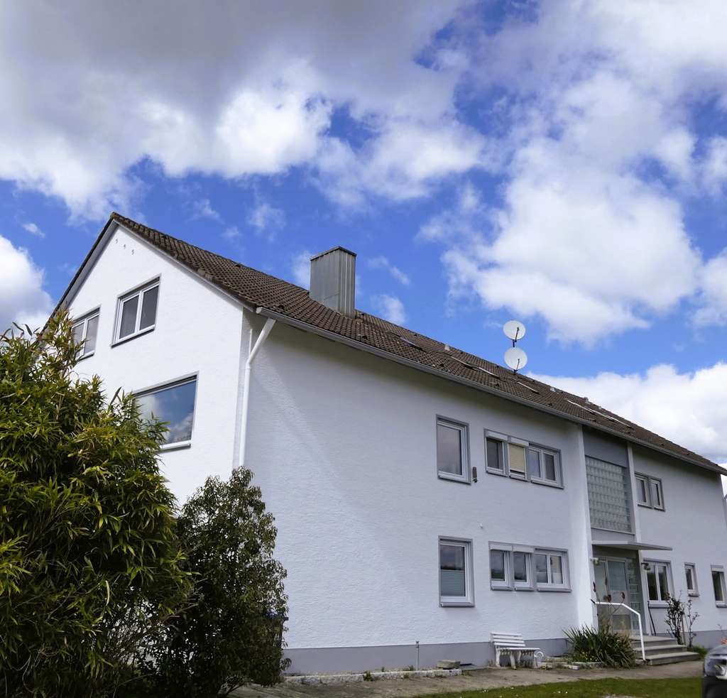 Immobilie in Roggenburg - DG Wohnung Roggenburg, schöne Ortsrandlage, 3 Zi , kleine Anlage mit 6 WE + 2 eigene Stellplätze - Bild 1