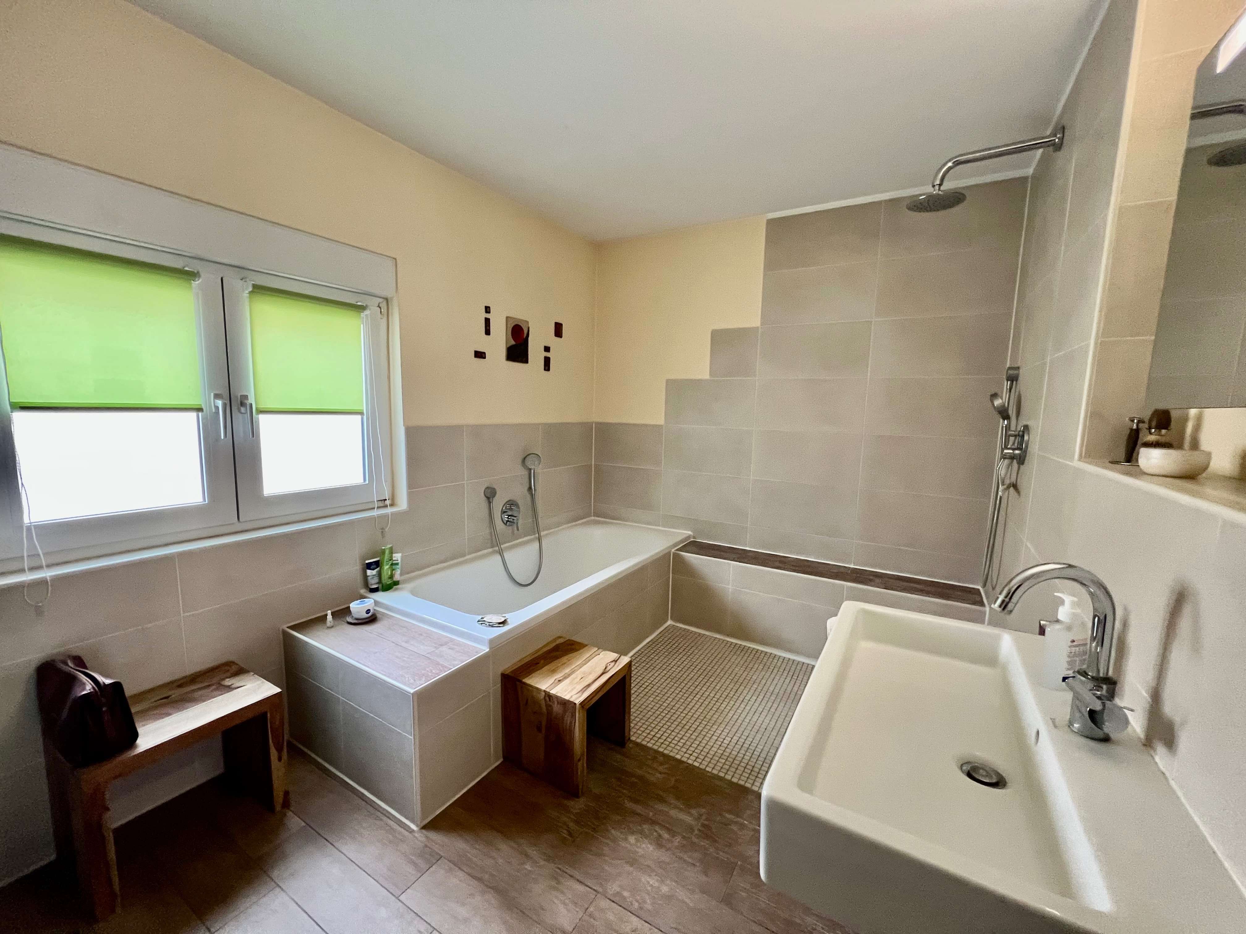 Immobilie in Lorsch - Einfamilienhaus mit atmosphärischer Scheune in zentraler Lage von Lorsch - Bild 0