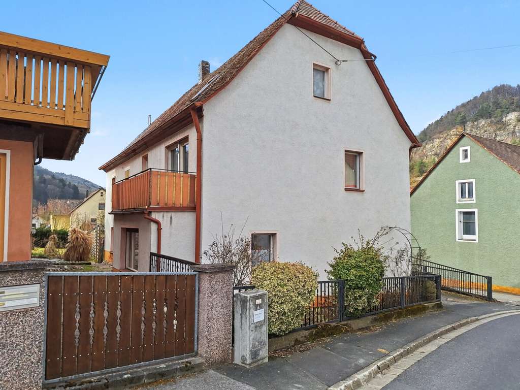 Immobilie in Pommelsbrunn - Ruhig und grün gelegen: Sanierungsbedürftiges Einfamilienhaus mit Scheune und großem Garten - Bild 1