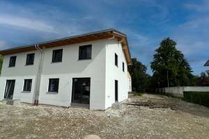 Wohnen mit Sonne in Bruckmühl – Neubau-DHH mit Südgarten, Terrasse & Carport inkl. | Einzug 09/2026 – Die vollständige Adresse der Immobilie erhältst du vom Anbieter., 83052 Bruckmühl – Vorschaubild 3