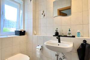 HOCHWERTIGES REIHENENDHAUS MIT GARTEN UND ÜBERDACHTER TERRASSE - PV-ANLAGE - GARAGE - FERNWÄRME – Burgkirchnerstraße 119, 84489 Burghausen – Vorschaubild 9