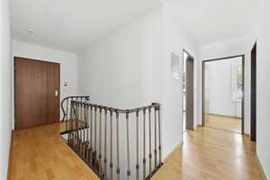 115 m² Wohn-/Nutzfläche -  Einladende 2,5-Zimmer-Maisonettewohnung mit großzügigem hellem Hobbyraum – Die vollständige Adresse der Immobilie erhältst du vom Anbieter., 80997 Allach, München – Vorschaubild 8