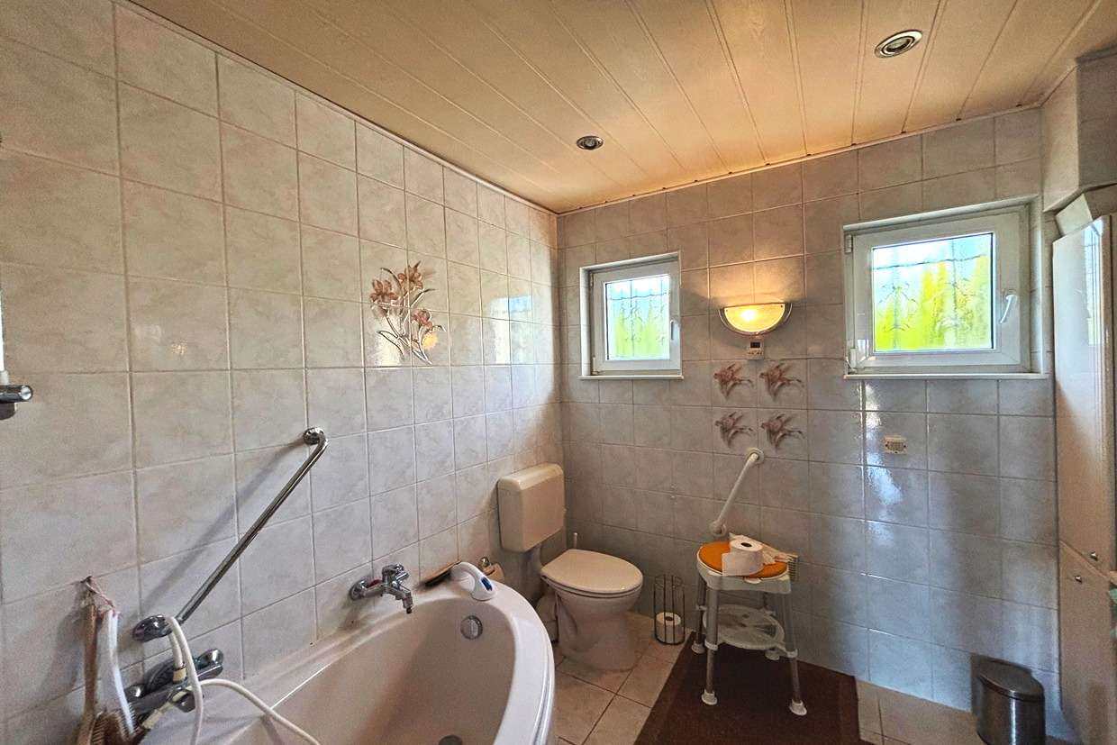 Immobilie in Mainaschaff - SANIERUNGSBEDÜRFTIGES 1-2 FAMILIENHAUS MIT TERRASSE, GARTEN UND GARAGE IN SEHR GUTER LAGE VON  - Bild 0