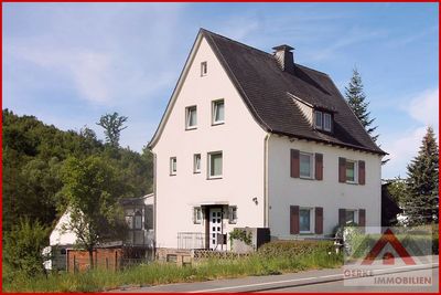 Zweifamilienhaus auf großem Grundstück