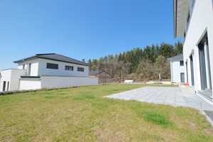 Familienidylle trifft Zukunft – KfW-40 Haus mit PV-Anlage & Einliegerwohnung in naturnaher Lage – Amberg-Sulzbach (Kreis) – Vorschaubild 16