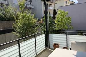 Möblierte 1-Zimmer-Wohnung mit großem Balkon **direkt am Ringpark** – Friedrich-Ebert-Ring 21b, 97072 Würzburg – Vorschaubild 2