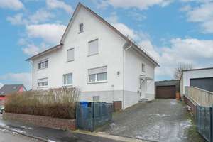 Ihr Haus für Familie & Investment – Mieteinnahmen machen’s möglich – Die vollständige Adresse der Immobilie erhältst du vom Anbieter., 35460 Staufenberg – Vorschaubild 1