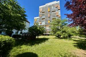 HELLE GERÄUMIGE 3 ZKB MIT HERRLICHEM WEITBLICK ÜBER AUGSBURG! ZUM SELBSTBEZUG ODER ZUR KAPITALANLAGE – Die vollständige Adresse der Immobilie erhältst du vom Anbieter., 86167 Lechhausen-Ost, Augsburg – Vorschaubild 2