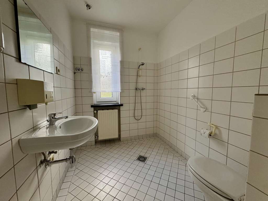 Immobilie in Stolzenau - Zweifamilienhaus mit einer Praxis, einer Wohneinheit und einem idyllischen Garten in Stolzenau! - Bild 4