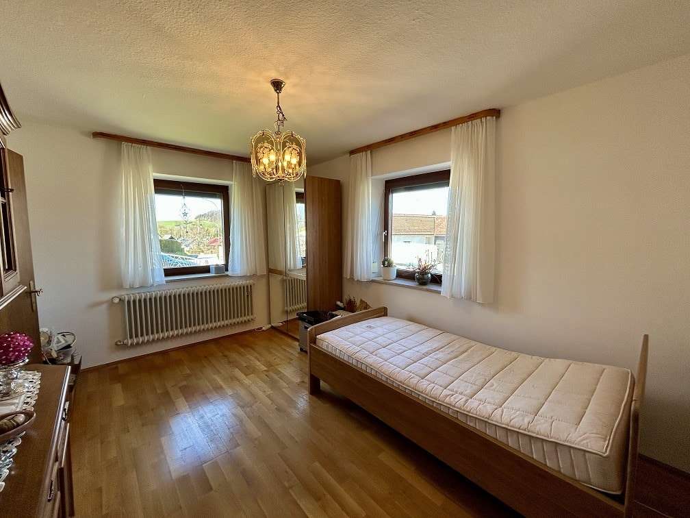 Immobilie in Waldkirchen - Einfamilienhaus mit großzügigem Baugrundstück in zentrumsnaher Lage von 94065 Waldkirchen  - Bild 1