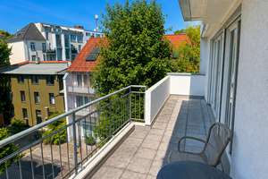 * RICHTIG SCHICK MIT EBK, SONNENBALKON UND STELLPLATZ *