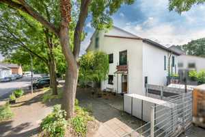 Familienfreundliche Doppelhaushälfte mit pflegeleichtem Garten – Köln – Vorschaubild 1