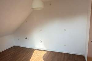 Frisch renovierte 2-Zimmer-Dachgeschoss-Wohnung mit neuem Bad und Garage in Gelsenkirchen-Horst – Die vollständige Adresse der Immobilie erhältst du vom Anbieter., 45899 Horst, Gelsenkirchen – Vorschaubild 7