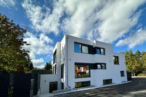 Modernes, großzügiges Einfamilienhaus mit Einliegerwohnung und Garage am Waldrand
