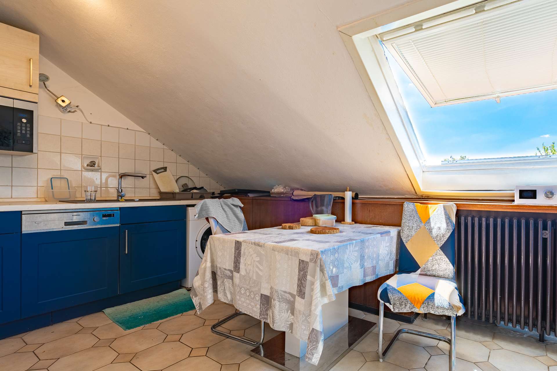 Immobilie in Marbach am Neckar - Dachgeschosswohnung mit fabelhaftem Ausblick und zwei Stellplätzen - Bild 1