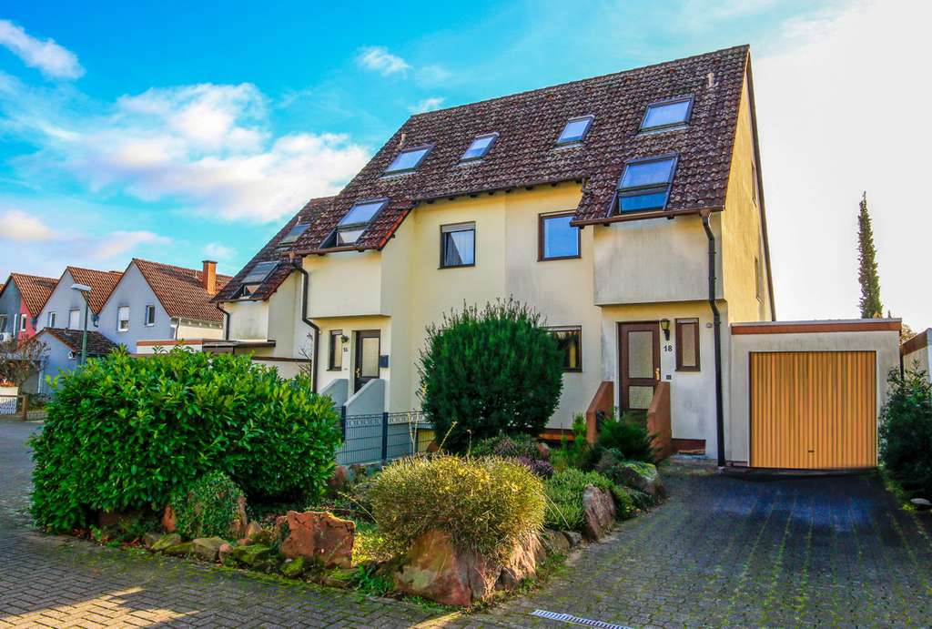 Gepflegtes Reihenendhaus mit Wohlfühlcharakter, Garage und schönem Garten