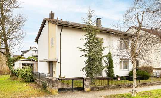 Viel Platz, viel Potenzial: Einfamilienhaus mit Pool und Wellnessbereich in Toplage