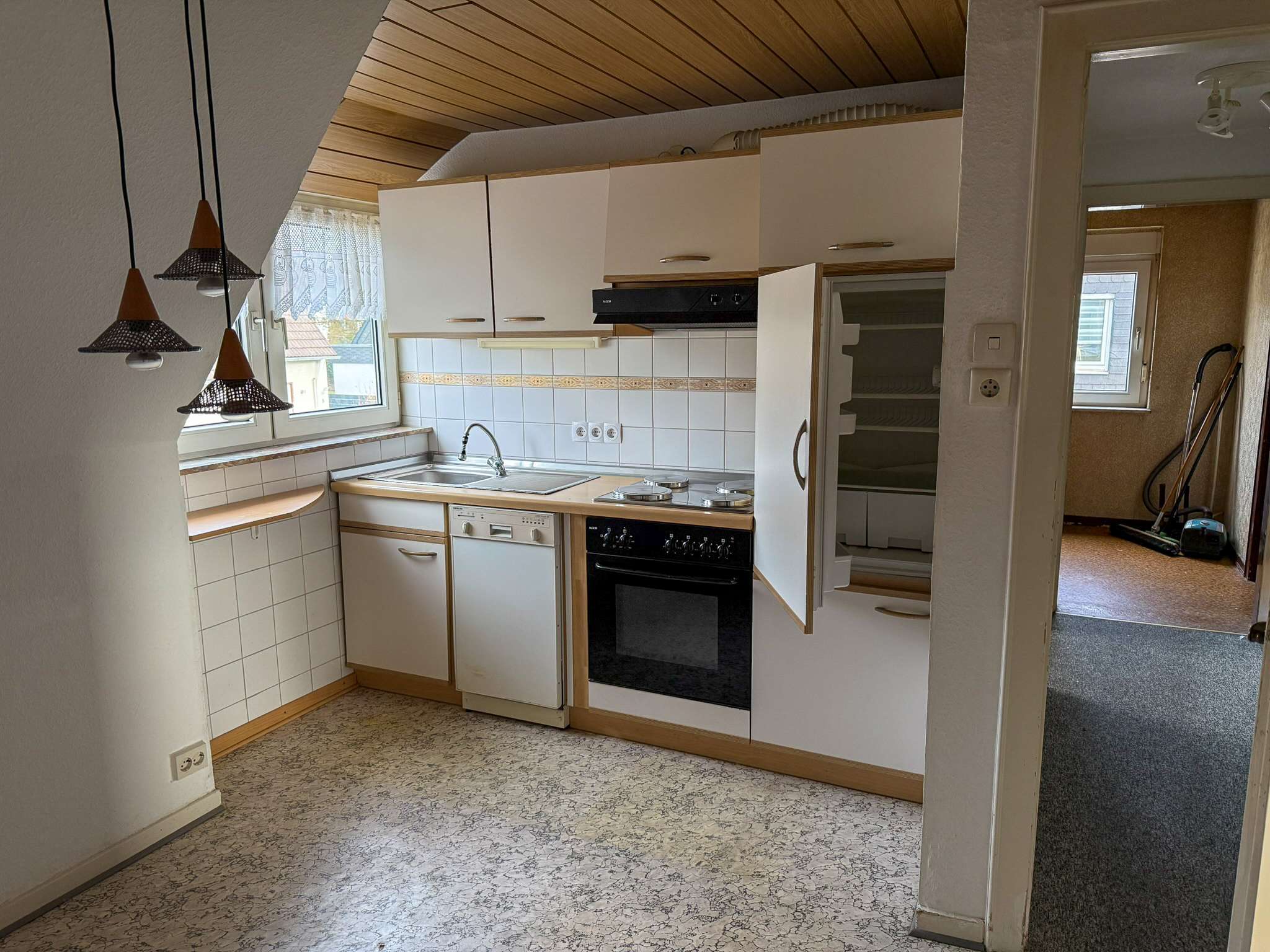 Immobilie in Kreuztal - Doppelhaushälfte in Kreuztal–Ferndorf – sonniger Garten, Garage, modernisierungsbedürftig - Bild 1