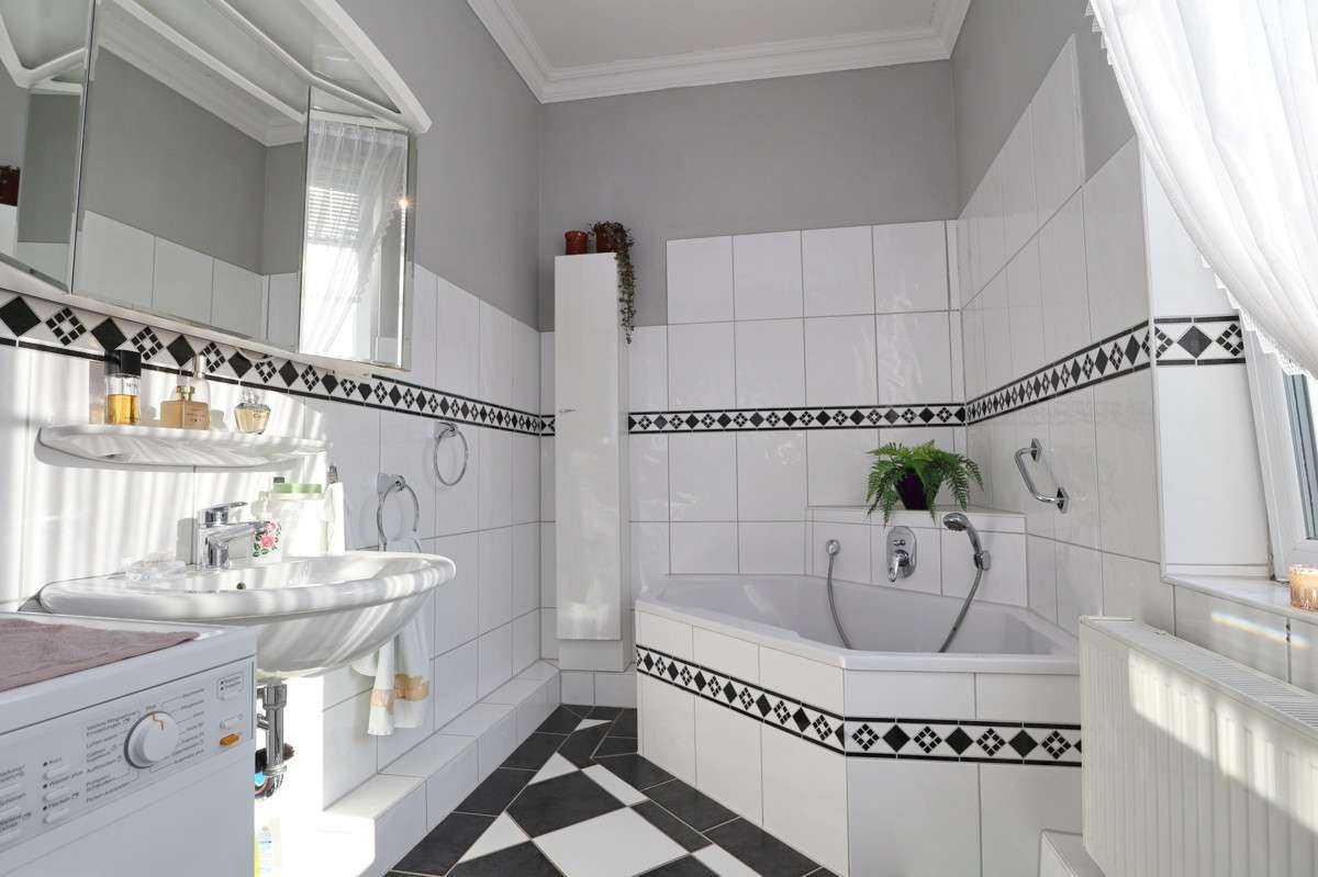 Immobilie in Kellinghusen - Stilvolle und großzügige Altbauvilla in Kellinghusen – als Ein- oder Zweifamilienhaus nutzbar - Bild 1