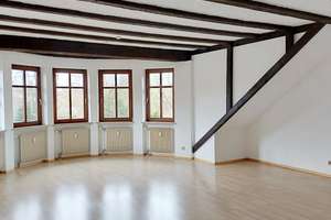 Schöne Dachgeschosswohnung mit Balkon, Kellerabteil und Stellplatz in begehrter Lage - Lengfeld 