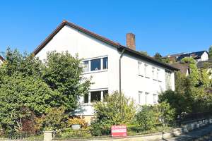 Erdgeschosswohnung sofort beziehbar! Gepflegtes Zweifam.-Haus mit Doppelgarage und Garten in ruhiger – Die vollständige Adresse der Immobilie erhältst du vom Anbieter., 97500 Ebelsbach – Vorschaubild 1