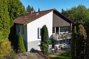 Waldenbuch: Freistehendes Einfamilienhaus mit Einliegerwohnung, Garten und Außenpool – Die vollständige Adresse der Immobilie erhältst du vom Anbieter., 71111 Waldenbuch – Vorschaubild 2