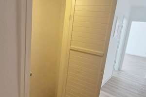 Zentral & ruhig mit Blick ins Grüne: Helle 2 Zimmer + Einbauküche + Laminat + Bad mit Fenster – Wollenweberstraße 8, 18055 Stadtmitte, Rostock – Vorschaubild 7