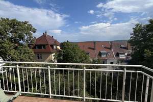 Erstbezug nach Kernsanierung: 2-Zi.-DG-Wohnung mit Südbalkon & Stuttgart-Blick