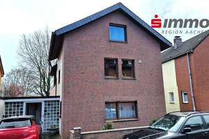Oberforstbach!
Freistehendes Zweifamilienhaus mit großer Garage und pflegeleichtem Grundstück