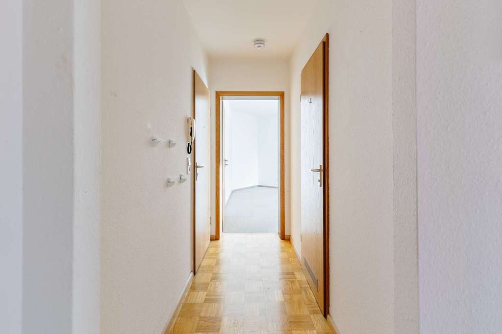 Immobilie in Kirchzarten - Bezugsfreie 2-Zimmer-Wohnung mit Balkon, TG-Stellplatz und Außenstellplatz zentral in Kirchzarten - Bild 2