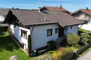 Einziehen - Wohlfühlen:  Wohnhaus mit Einliegerwohnung in der Gemeinde Regen – Die vollständige Adresse der Immobilie erhältst du vom Anbieter., 94209 Regen – Vorschaubild 1
