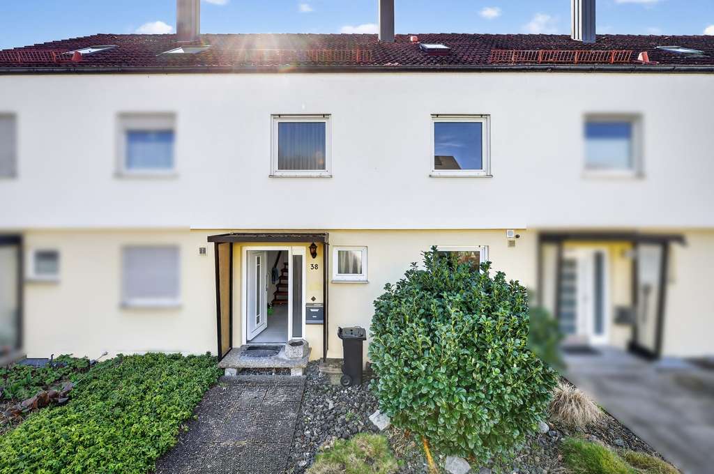 Immobilie in Holzheim - Hübsches Familiendomizil in interessanter Ortsrandlage von Holzheim - Bild 1