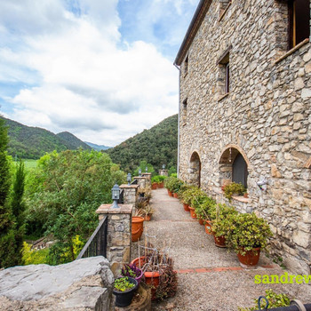 Großes Bauernhaus inmitten der Natur in der Garrotxa