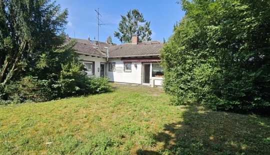 Bild von 60er Jahre Bungalow
auf großem Grundstück….…