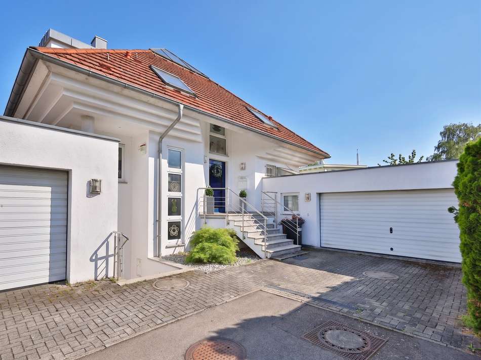 Hausansicht mit großer Dopp...