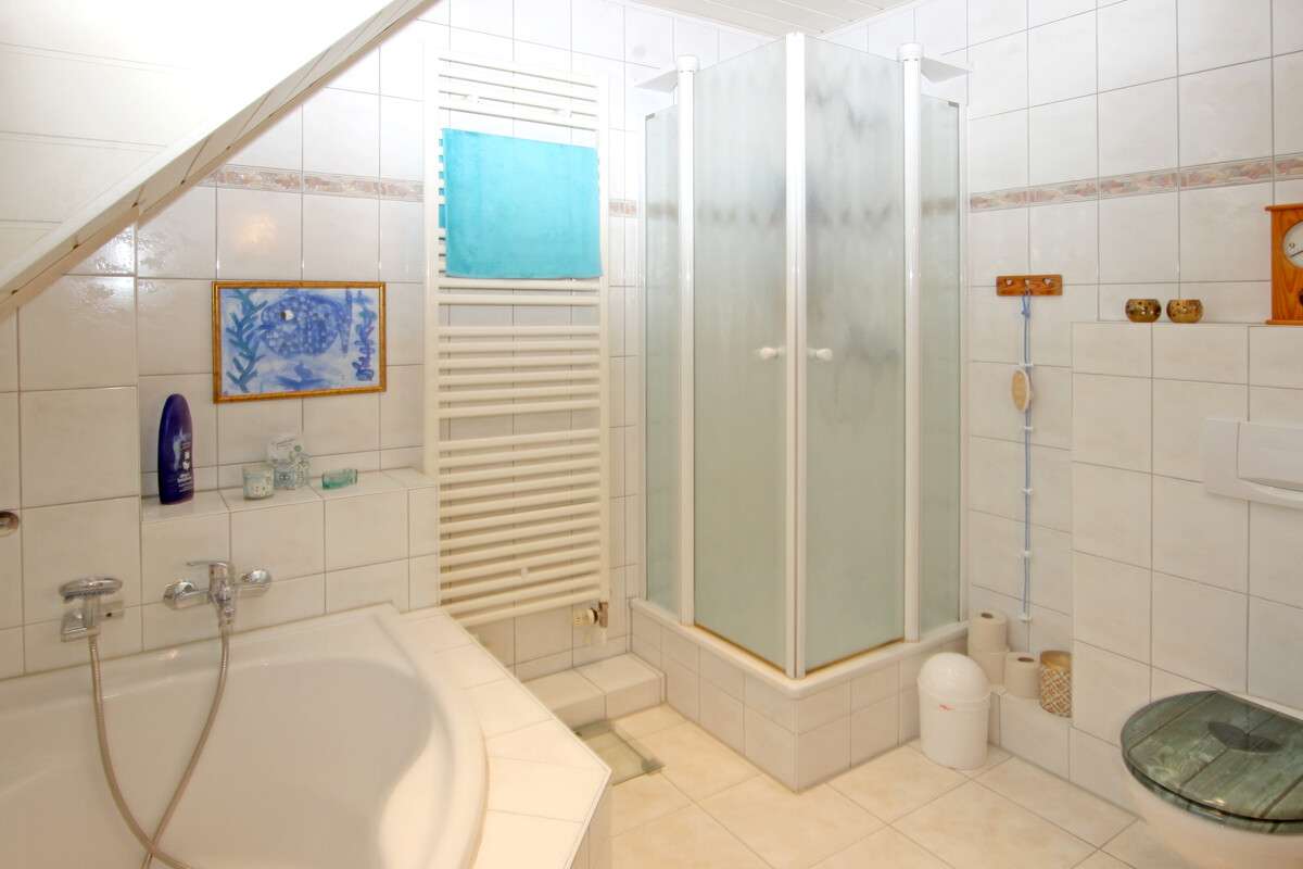 Immobilie in Kalkhorst - Familienwohnsitz oder Ferienhaus ?
Schönes Wohnhaus mit 5 Zimmern, Kamin, Sauna und Doppelgarage in - Bild 1