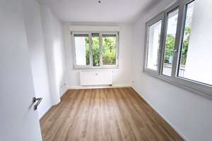 **Großzügige Fläche mit Garten, Ankleideraum, Speisekammer und Wohlfühlbad in idyllischer Wohnlage** – Buchfinkenweg 2-4, 4159 Wahren, Leipzig – Vorschaubild 2